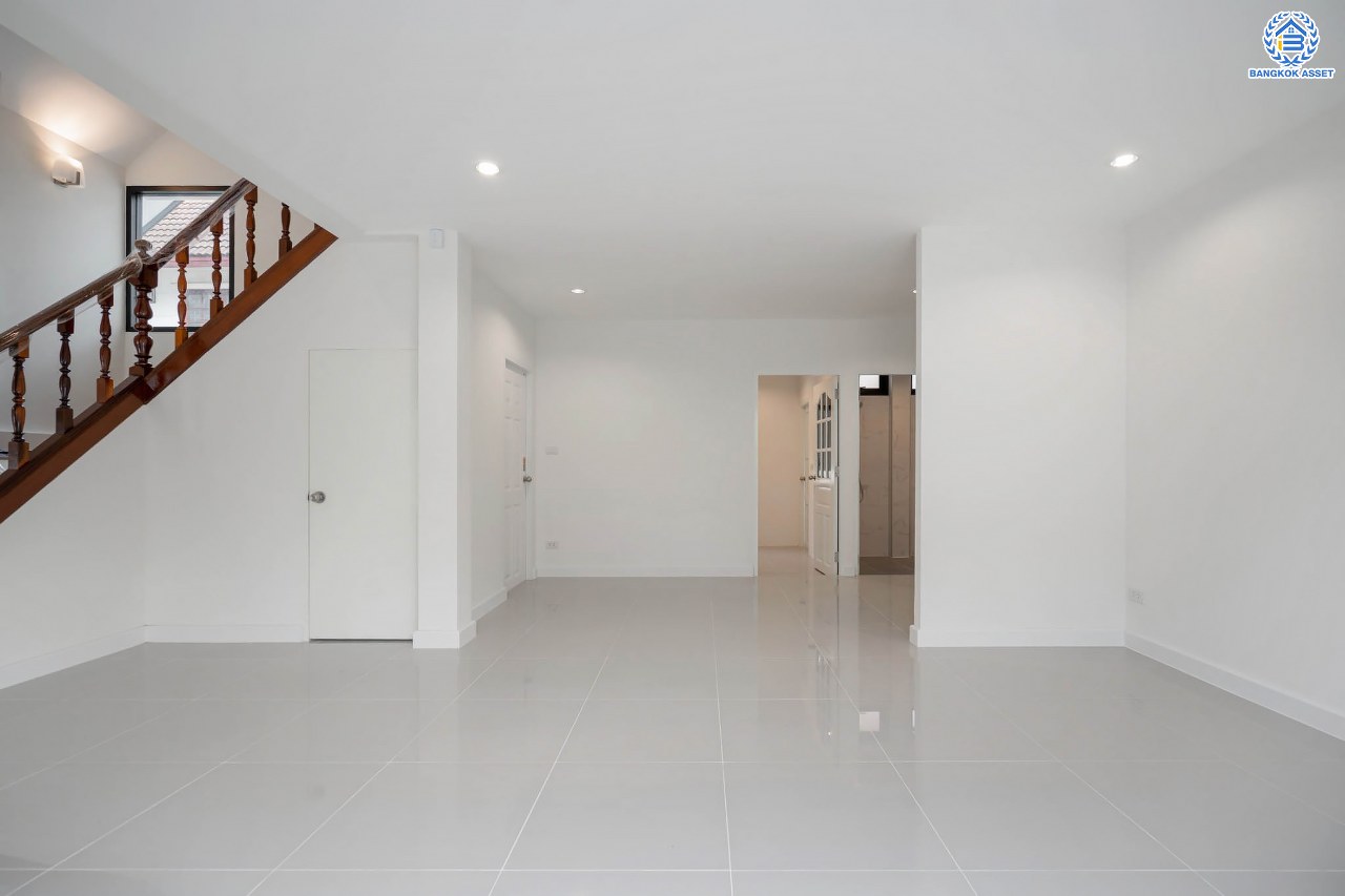 บ้านมือสองตกแต่งใหม่ โครงการ กฤษดานคร16-17 บรมราชชนนี-พุทธมณฑลสาย3 เนื้อที่ 60 ตร.ว. ฟังก์ชัน 3 ห้องนอน 3 ห้องน้ำ 1 ห้องอเนกประสงค์ จอดรถได้ 1 คัน บนทำเลศักยภาพ เชื่อมต่อเมืองอย่างรวดเร็ว ใกล้ทางคู่ขนานลอยฟ้าบรมราชชนนี ม.มหิดล และเซ็นทรัลศาลายา